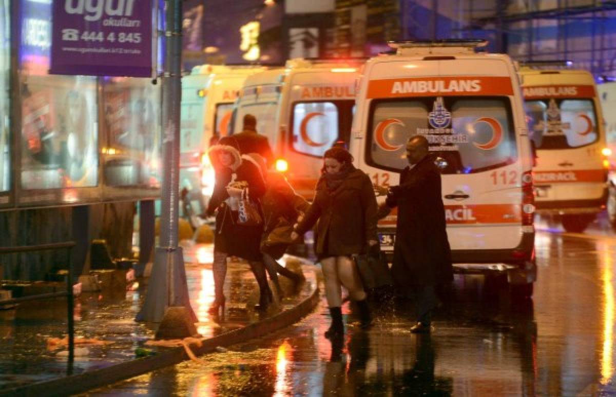 VIDEO: Así irrumpió atacante en discoteca de Estambul, Turquía