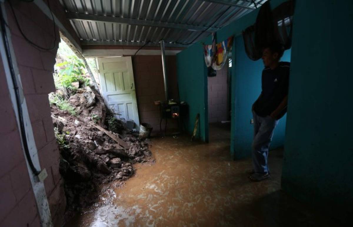 Deslizamientos y daños en casas por saturación de suelos en la capital