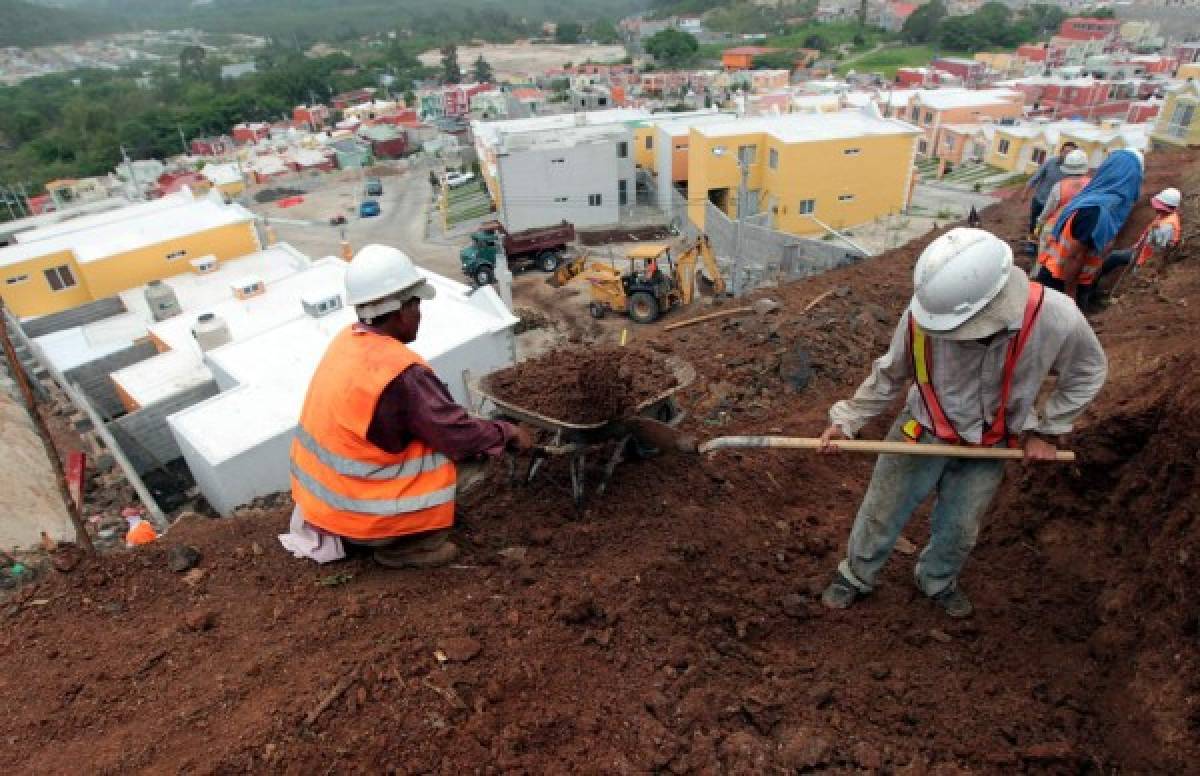 Vecinos temen que casas cedan por filtración de agua