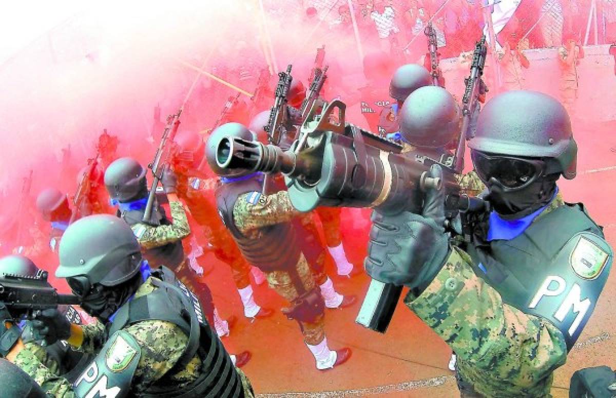 Espectacular demostración militar en fiestas cívicas