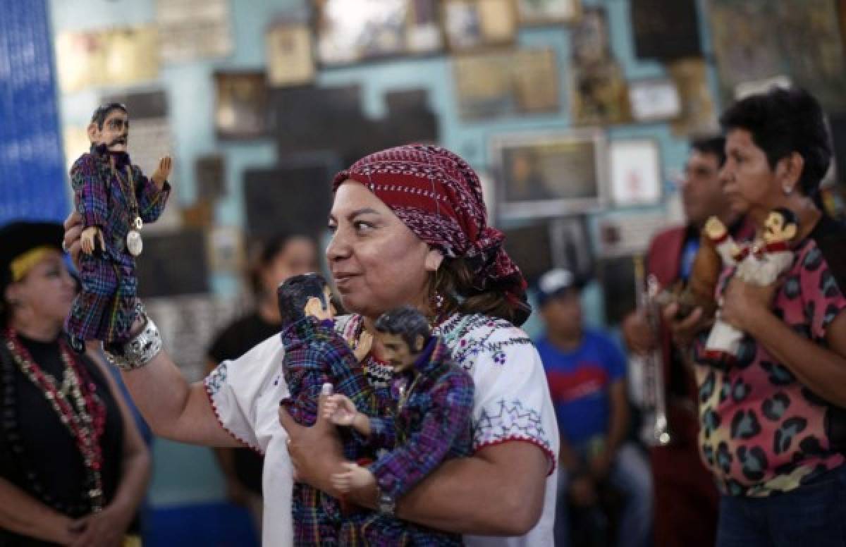 Guatemaltecos rinden culto a santo que veneran pandilleros y prostitutas