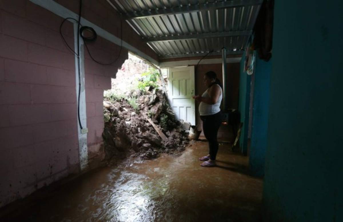 Deslizamientos y daños en casas por saturación de suelos en la capital