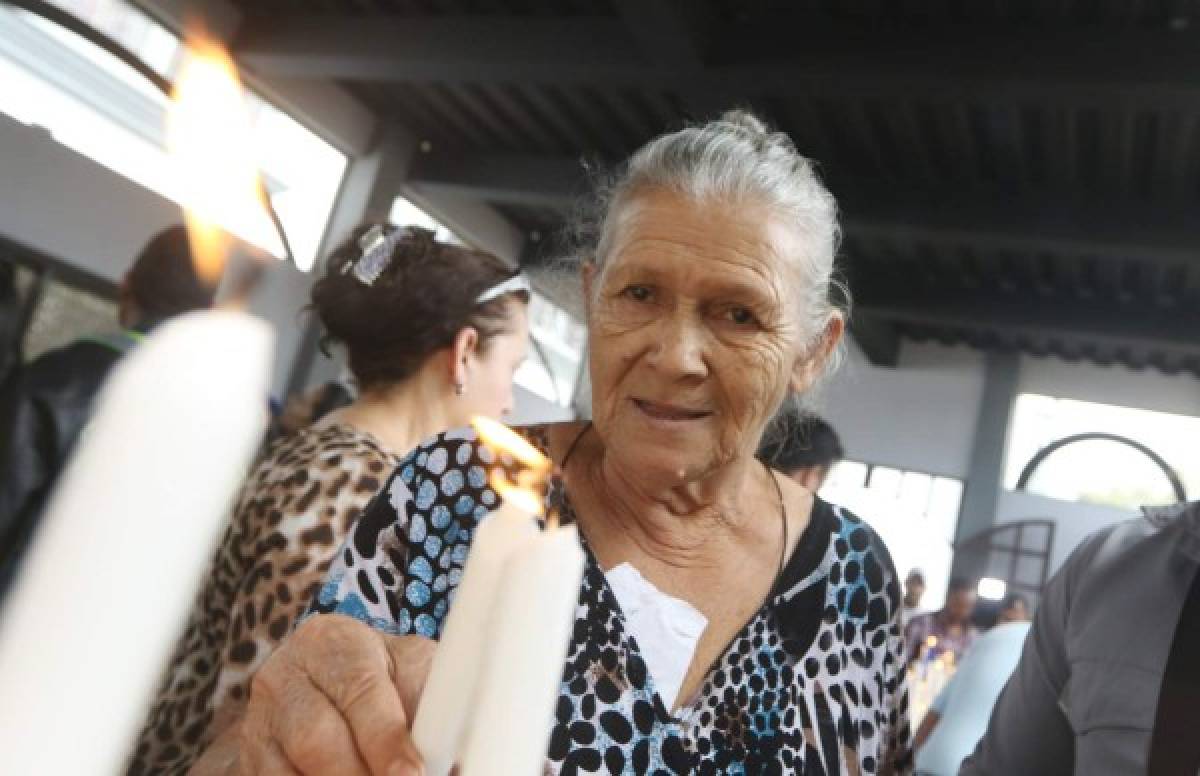 Postrada ante los pies de la virgencita