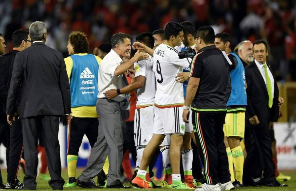 Mexico's coach Juan Carlos Osorio (C-L) celebrates with members of his team after they defeat Trinidad & Tobago during their 2018 FIFA World Cup qualifier football match in Port of Spain Trinidad & Tobago on March 28, 2017. / AFP PHOTO / ALFREDO ESTRELLA