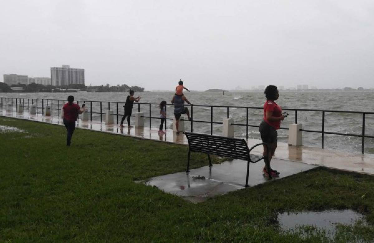 Miami recibe al huracán Irma en un escenario fantasmal