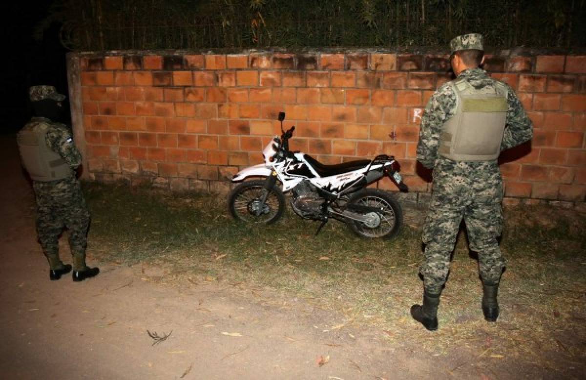 Las fuerzas de seguridad encontraron esta motocicleta abandonada en El Hatillo, no muy lejos de la escena del crimen. Foto: Jimmy Argueta