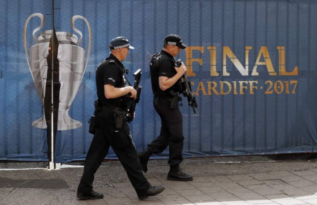 La seguridad en las inmediaciones del estadio de la final de la Champion League, es intensa. (Fotos: Agencias/AP/AFP)