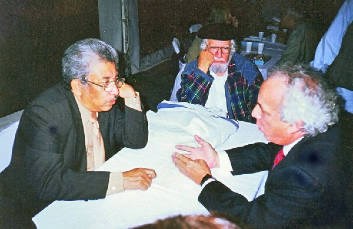 Julio Escoto con los escritores Manlio Argueta y Ernesto Cardenal.