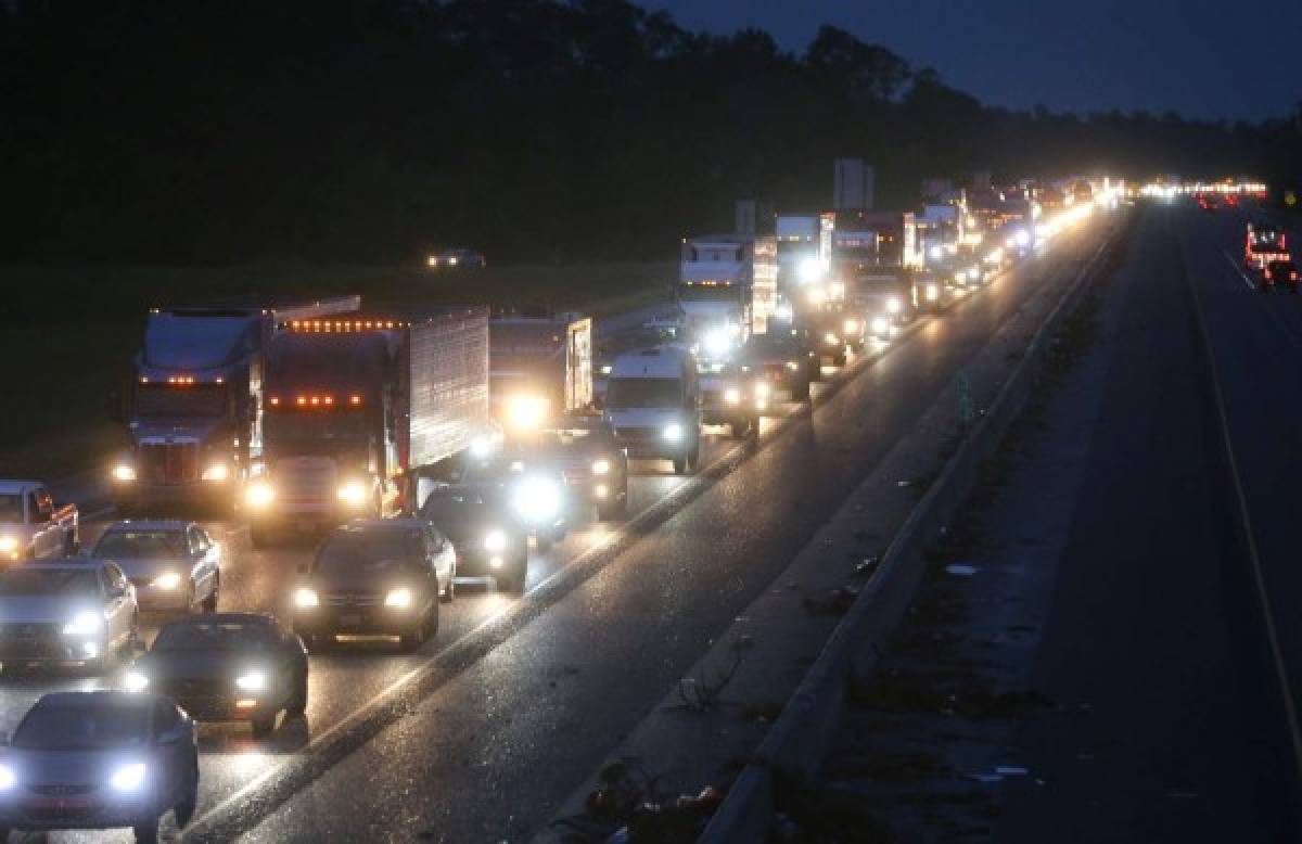 El tráfico está atascado en la I-10 en dirección oeste en medio de las evacuaciones antes del huracán Delta el 8 de octubre de 2020 en Lake Charles, Louisiana. Foto: AFP