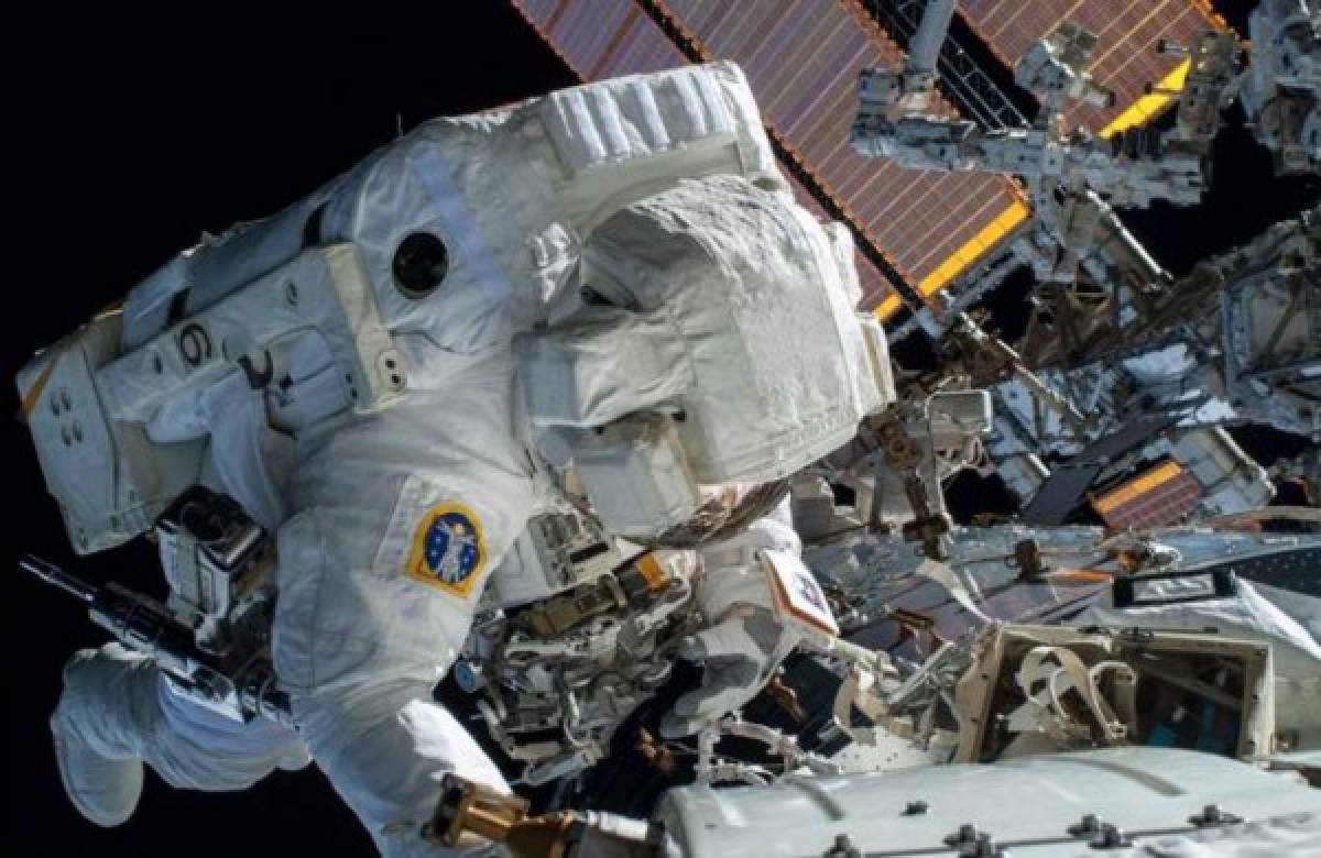 Astronautas inician tercera salida orbital