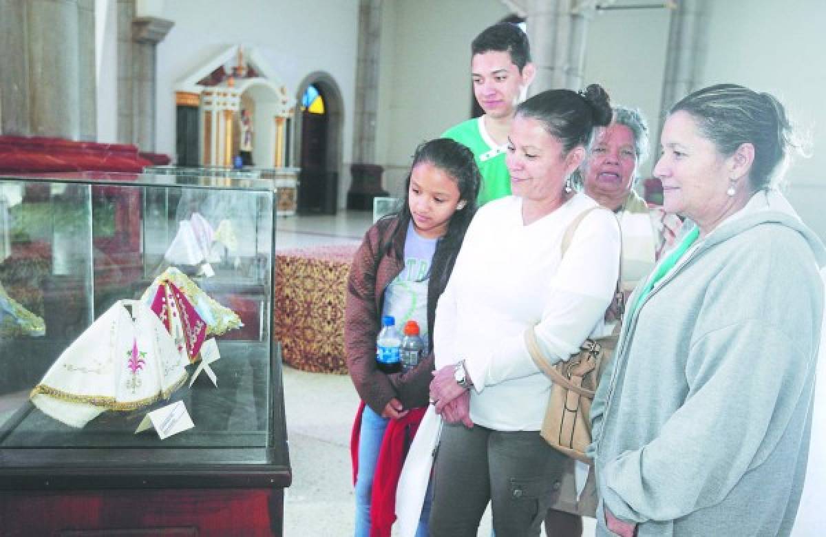 En exposición delicadas prendas para su majestad