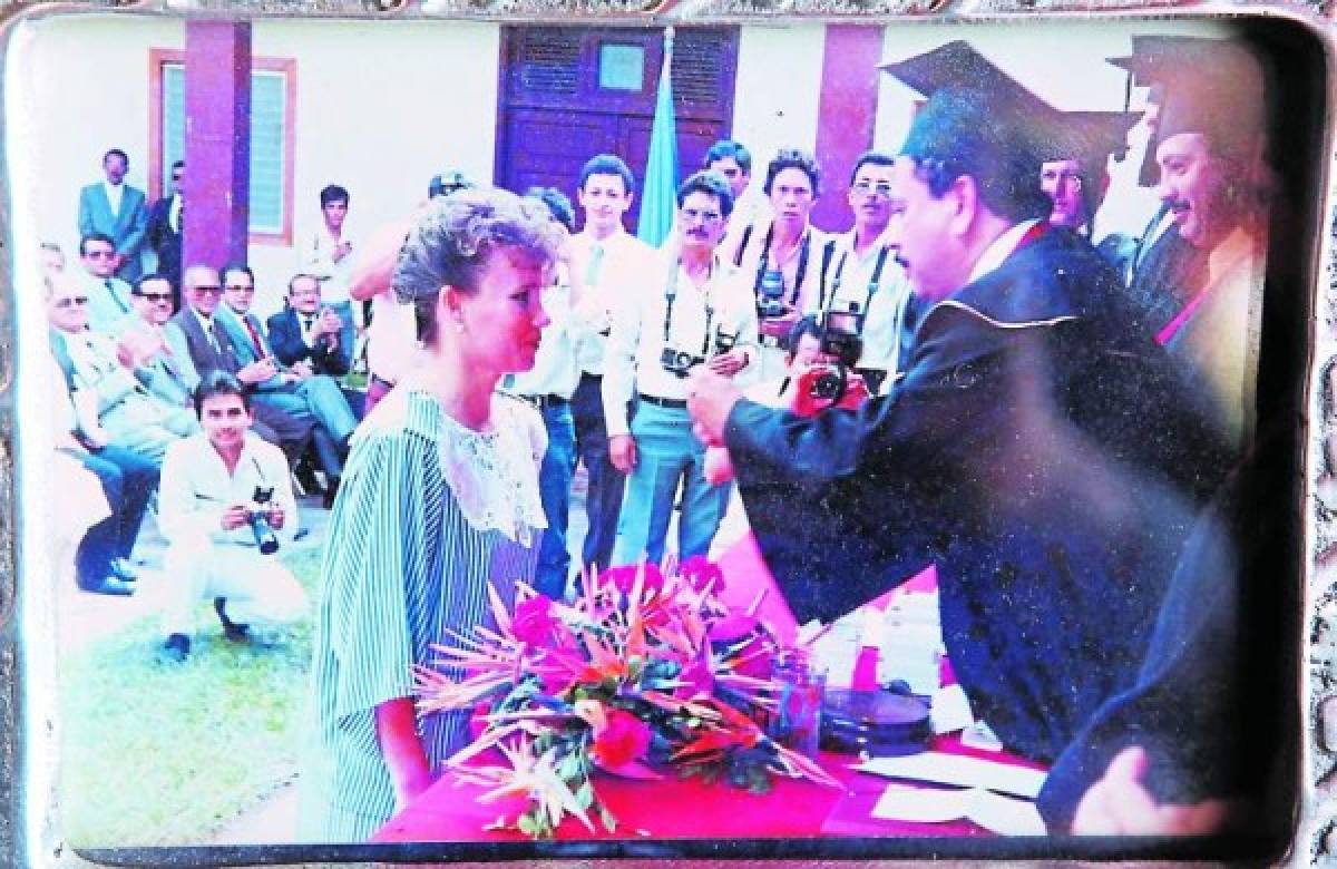 En la Universidad Nacional recibió la medalla José Cecilio del Valle.