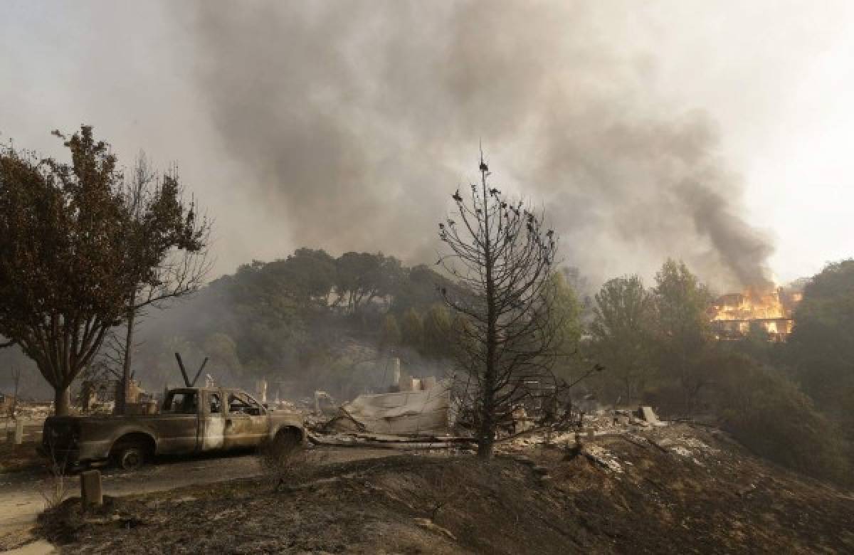Al menos 10 muertos por incendios en California