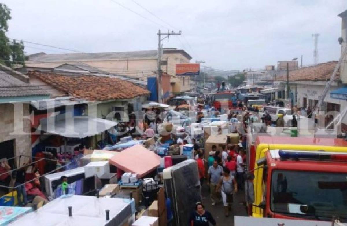 Los locatarios desalojaron sus locales por temor a ser alcanzados por el fuego (Foto: Gisella Rodríguez/ El Heraldo Honduras/ Noticias de Honduras)