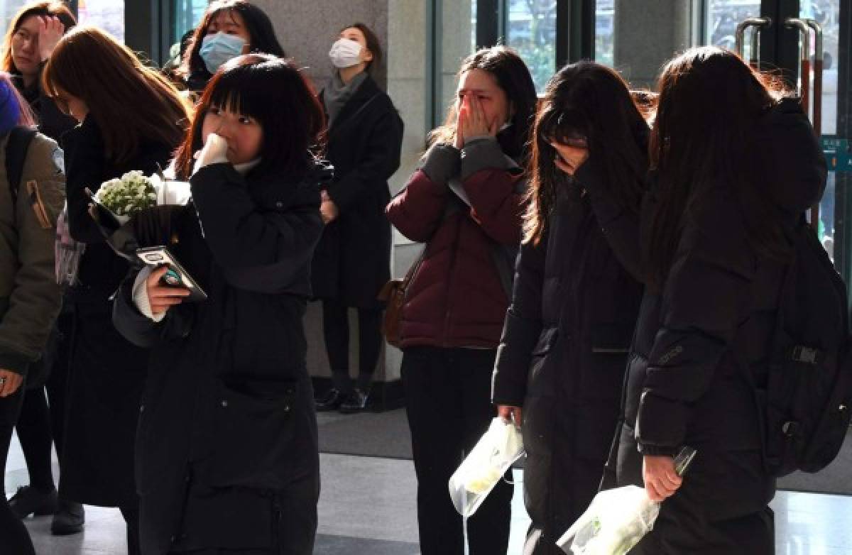 Tearful fans gather to visit the mourning altar for Kim Jong-Hyun, a 27-year-old lead singer of the massively popular K-pop boyband SHINee, at a hospital in Seoul on December 19, 2017.The top K-pop star bemoaned feeling 'broken from inside' and 'engulfed' by depression in a suicide note, it emerged on December 19, as his death sent shockwaves across K-pop fans worldwide. / AFP PHOTO / JUNG Yeon-Je