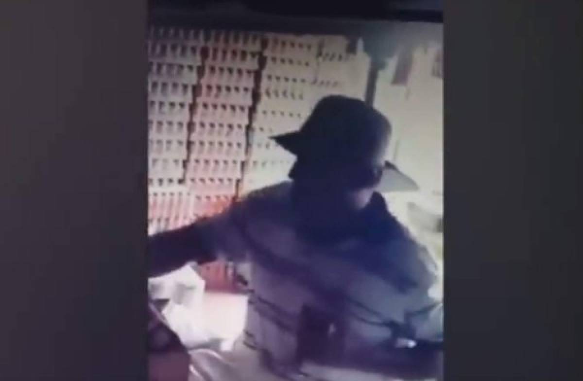 Dos hombres entran a asaltar una tienda de abarrotería en Comayagua