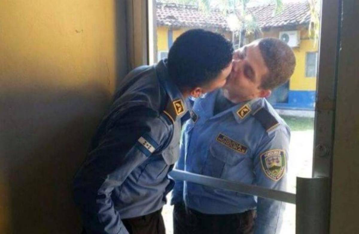 Los policías 'besucones' no están suspendidos