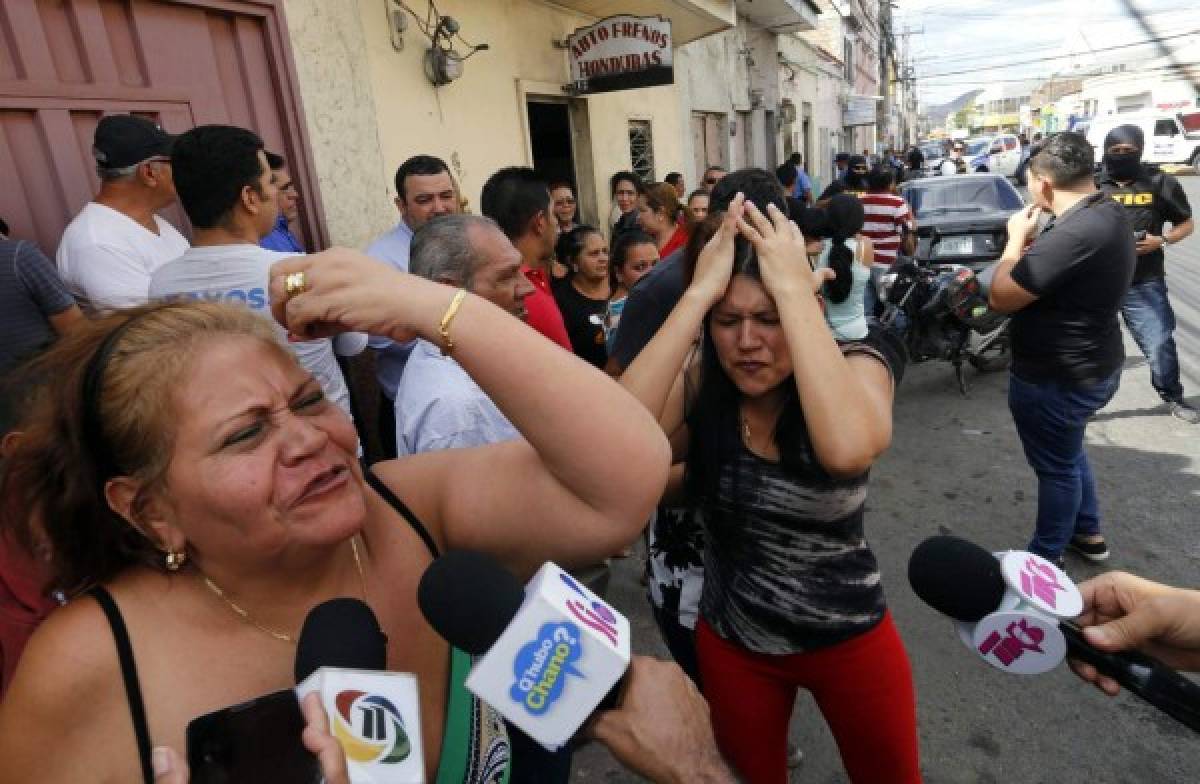 Los familiares de las víctimas se mostraron muy consternados al llegar al lugar donde ocurrió la tragedia, foto: Estalin Irías / EL HERALDO.