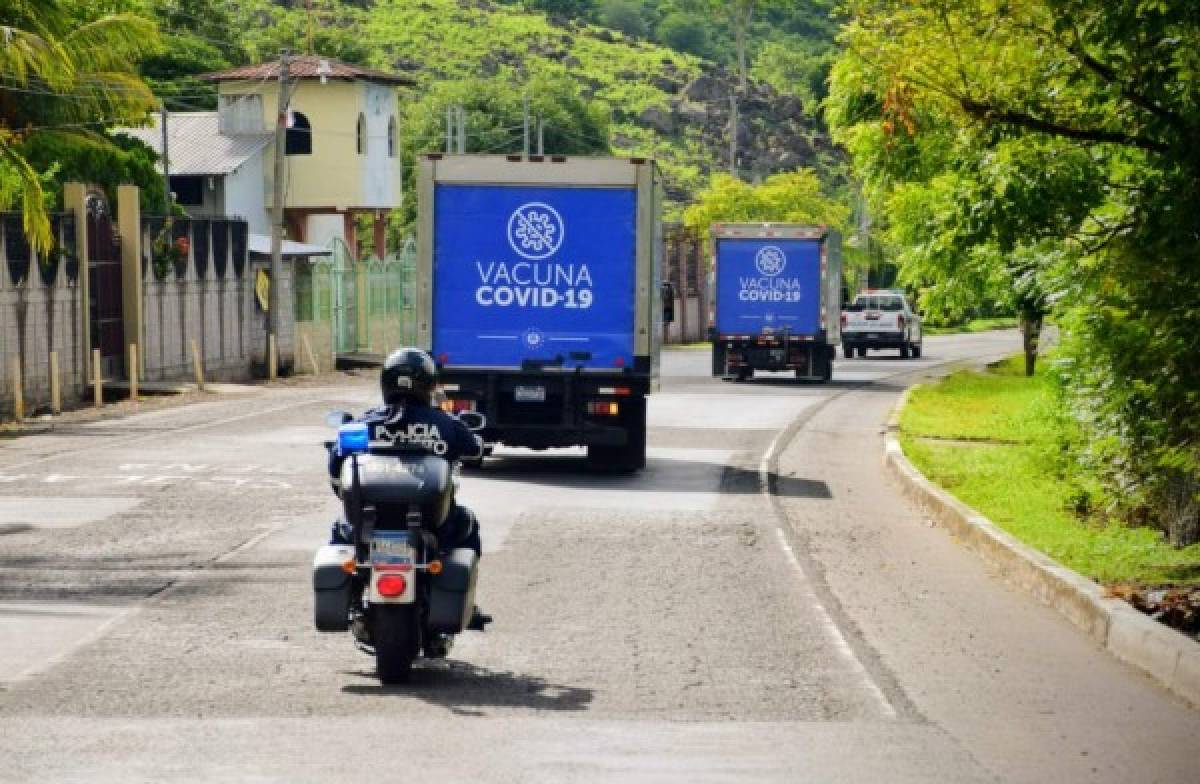 Los camiones cargados con el donativo al momento en qué avanzaban hacia Honduras.