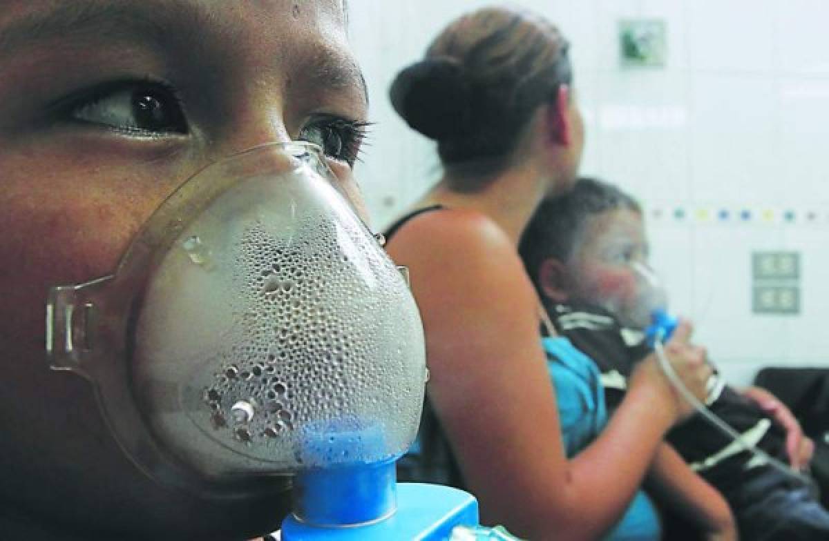 Las enfermedades respiratorias tanto en niños como adultos también aquejan a la población. Foto El Heraldo.