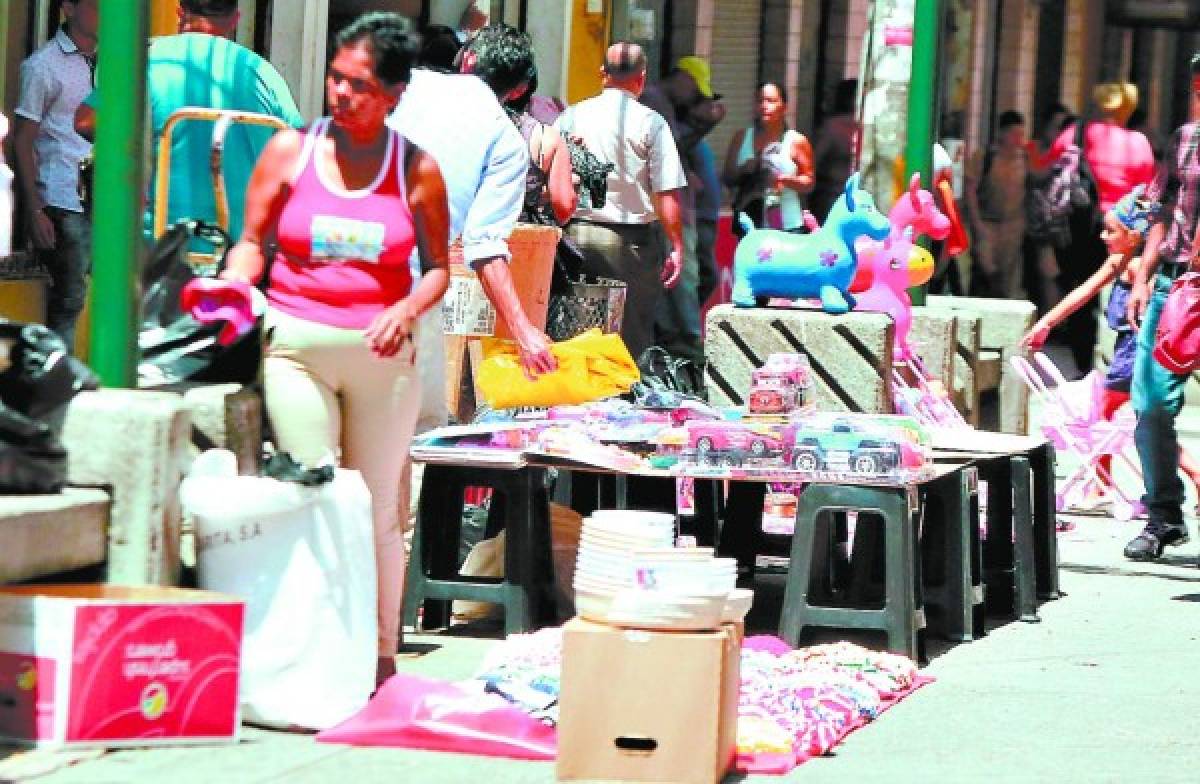 La peatonal vuelve a convertirse en el mercado persa de hace 10 años