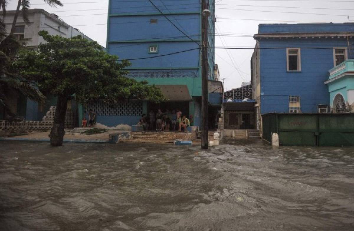 Huracán Irma se enfila lentamente hacia Florida sin dejar de azotar Cuba  