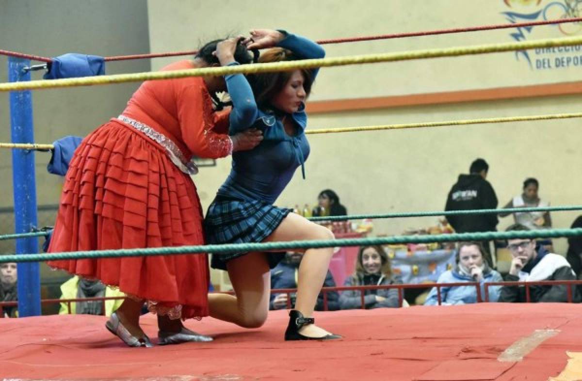 'Cholitas' en lucha libre por la vida