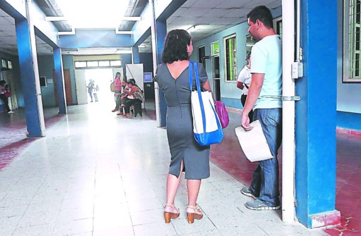 Honduras: Incrementan peticiones de traslados de maestros en oficina departamental