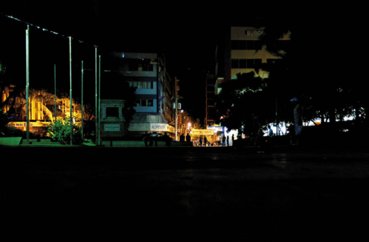Parque Central de Tegucigalpa, sumido en una noche de tinieblas