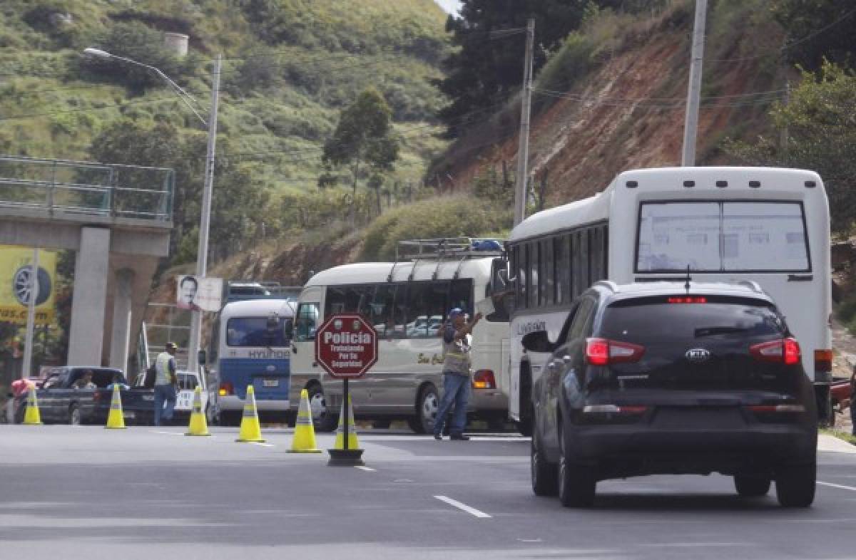 Regular afluencia de viajeros en primer día de feriado