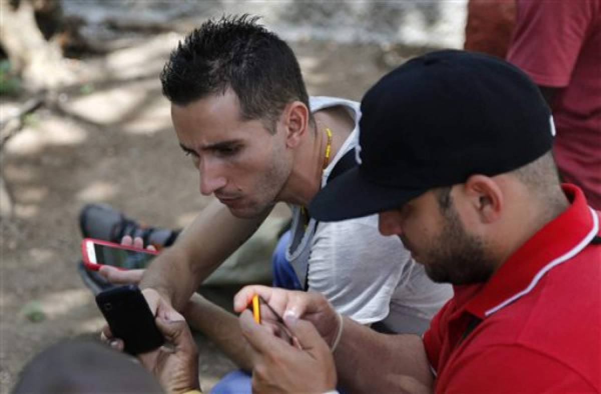 Cubanos prueban nuevo servicio wi-fi público