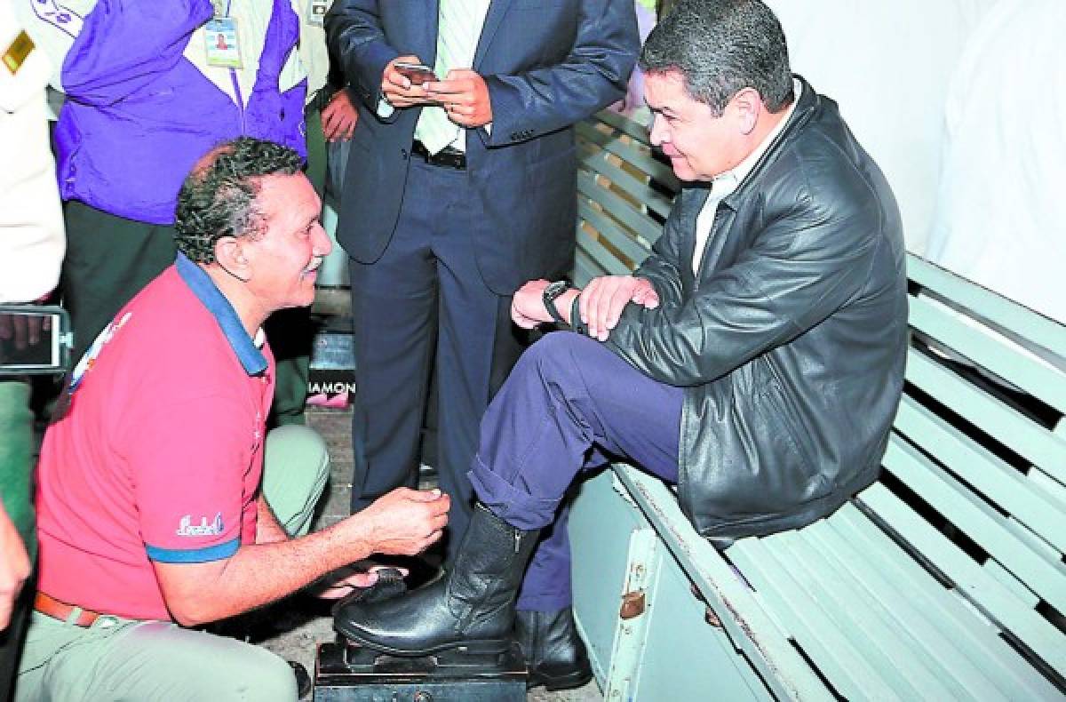 Presidente de Honduras visita a lustrabotas