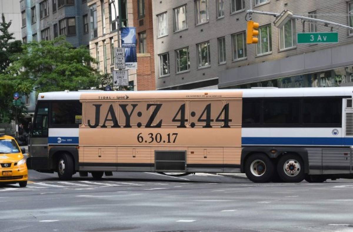 In this photo taken June 26, 2017, a New York City bus with an advertisement for Jay-Z's anticipated new album '4:44' turns a corner in midtown New York City. Earlier this week, Jay-Z announced that official listening parties will take place across the US on June 29. Guest hosts will play the album in specific Sprint stores located in New York, Los Angeles, Atlanta, and more ahead of its June 30 release. / AFP PHOTO / TIMOTHY A. CLARY