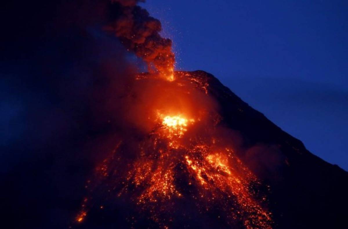 Increíbles imágenes de la erupción de un volcán en Filipinas