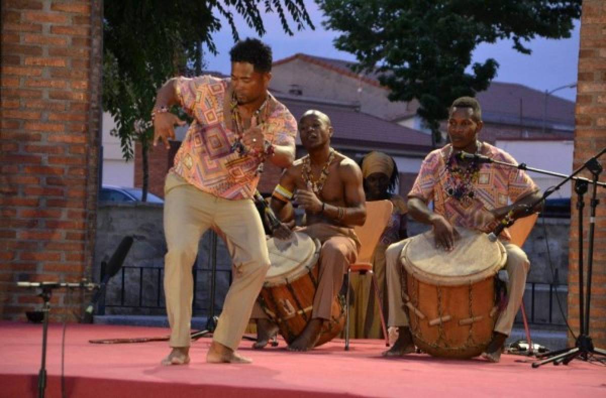 Españoles son cautivados por el ritmo punta del grupo de danza Baraúda