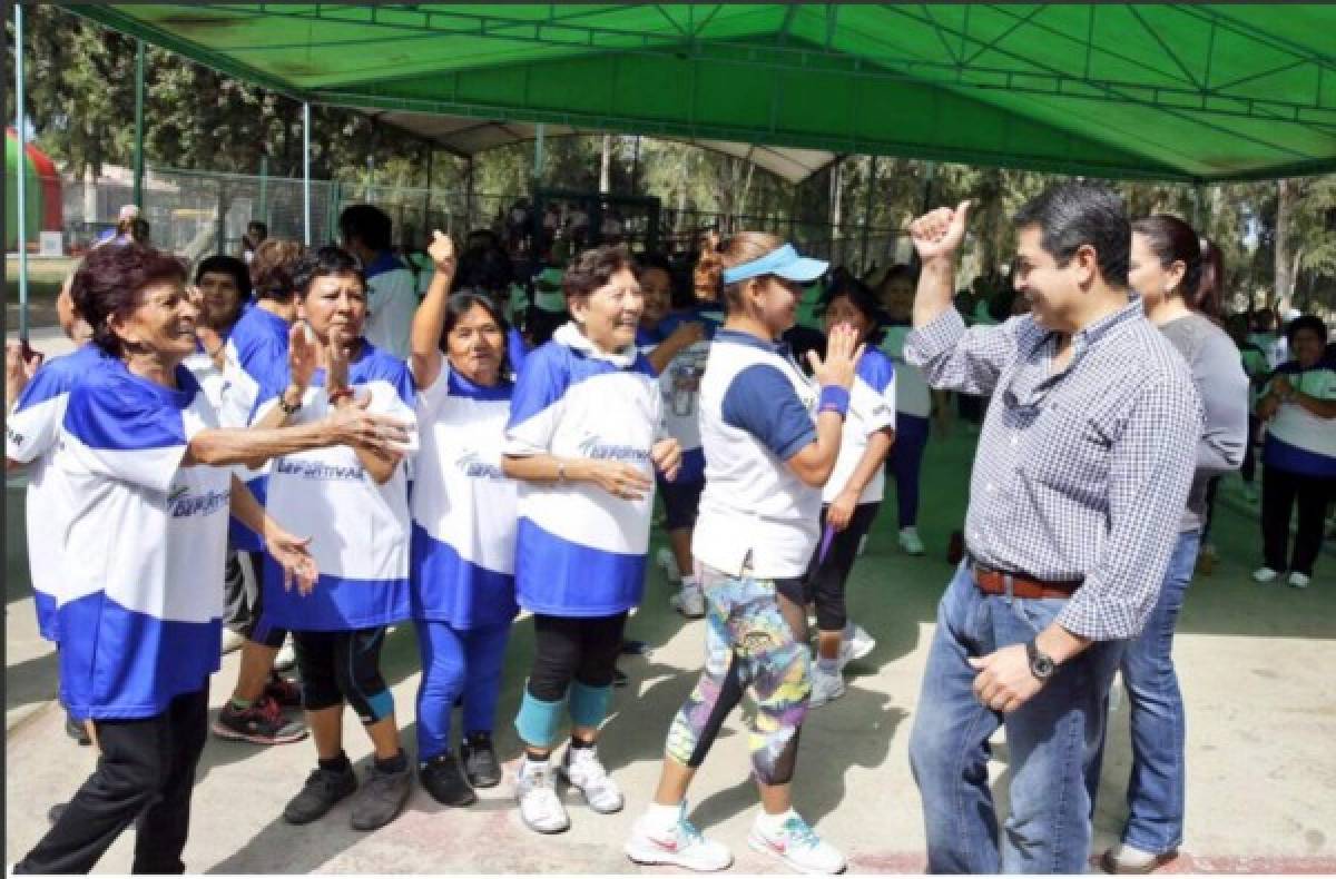 Presidente de Honduras realiza recorrido por parques de Lima, Perú