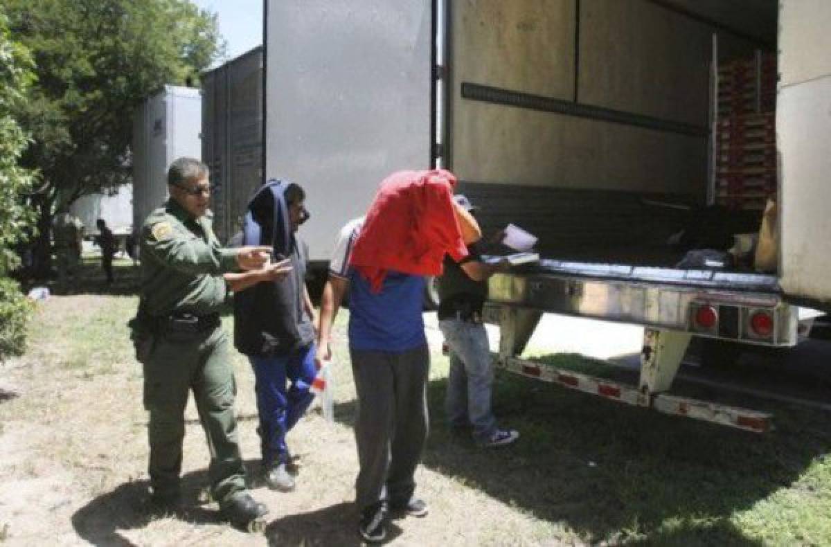 Descubren a 76 inmigrantes en camión de carga en Texas 