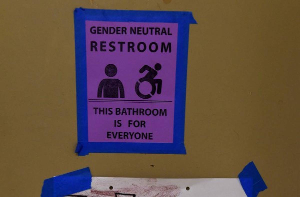 Transexuales y 'batalla de los baños': 11 estados demandan al gobierno de Obama