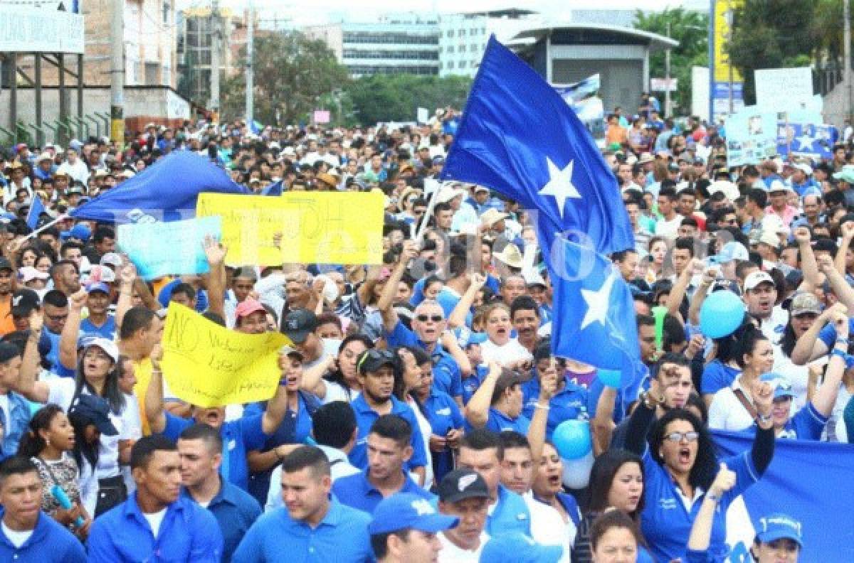 Nacionalistas marchan en apoyo a Juan Orlando Hernández en la capital de Honduras