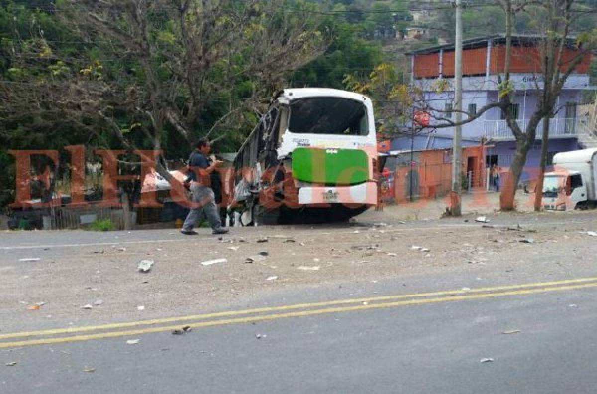 El bus interurbano accidentando recorre la ruta Mercado-Río Abajo (Foto: Estalin Irías/ El Heraldo Honduras/ Noticias de Honduras)