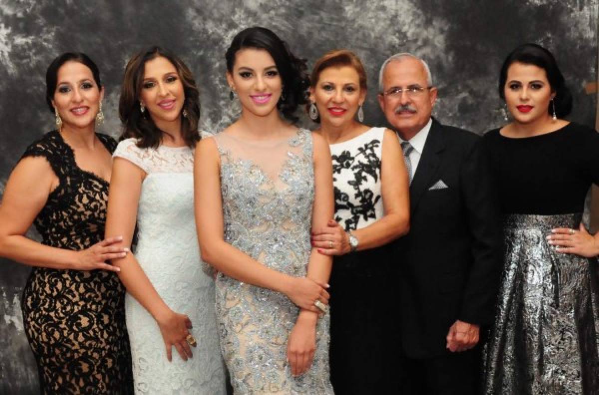 Roberto Zablah tiene un matrimonio cuyo fruto le ha dado cinco hermosas y elegantes hijas.