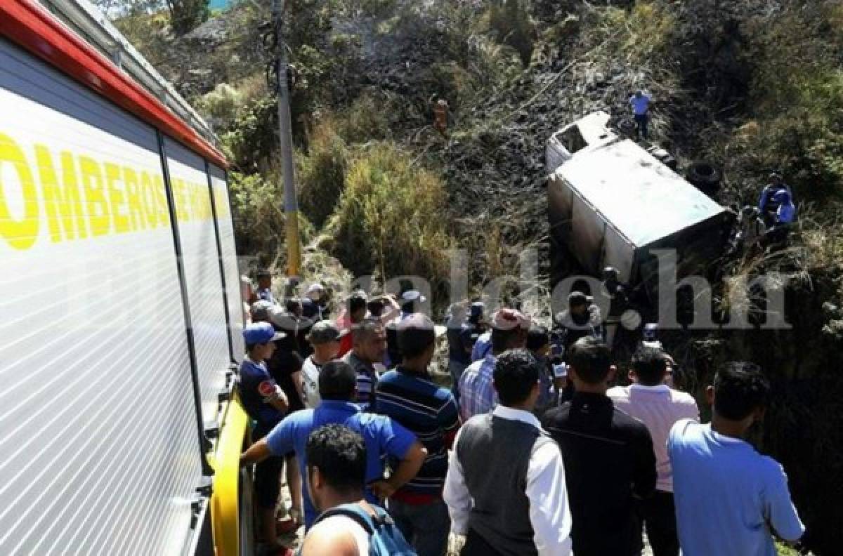 Video: El momento exacto en que carro repartidor en llamas cae al abismo en la capital de Honduras  