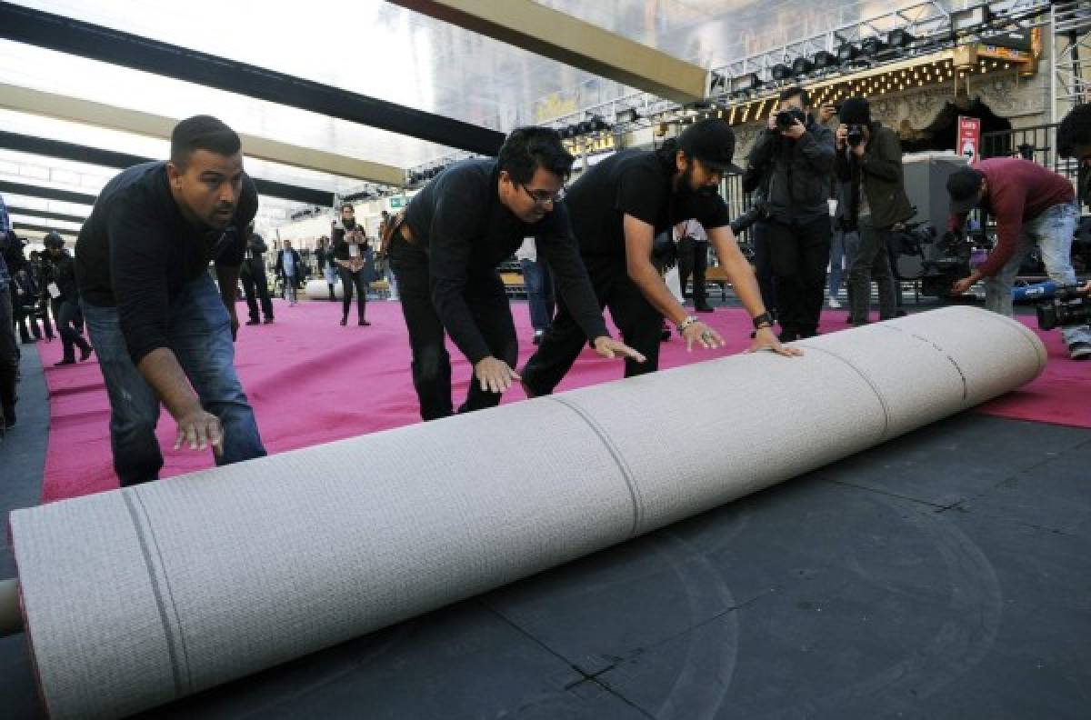 La alfombra está cubierta con plástico para evitar deterioro y los monitores con los nombres de los ganadores ya están funcionando a lo largo de la pasarela.