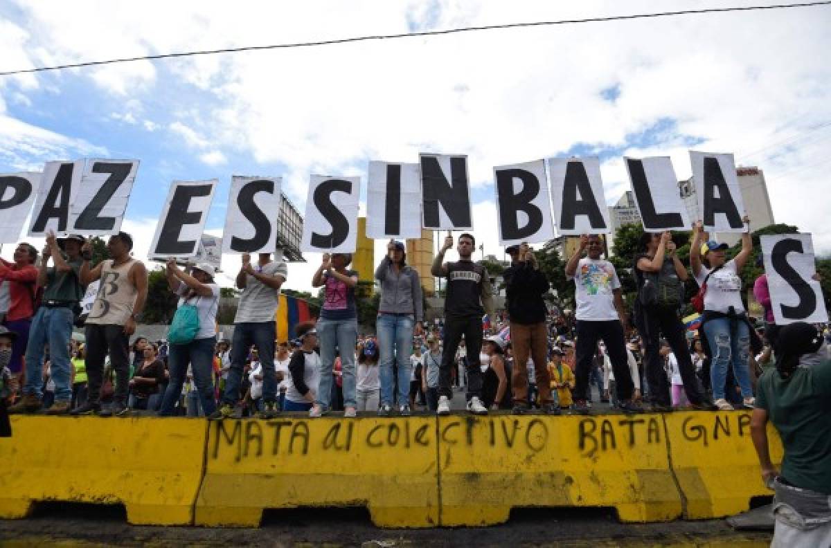 Miles de manifestantes exigen la paz en las calles de la ciudad de Caracas. Foto: AFP