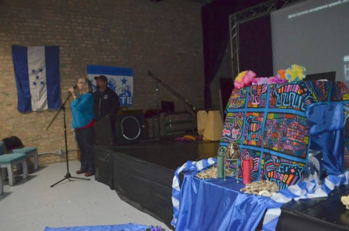 Levantan altar en Chicago a hondureña ambientalista y líder indígena Berta Cáceres