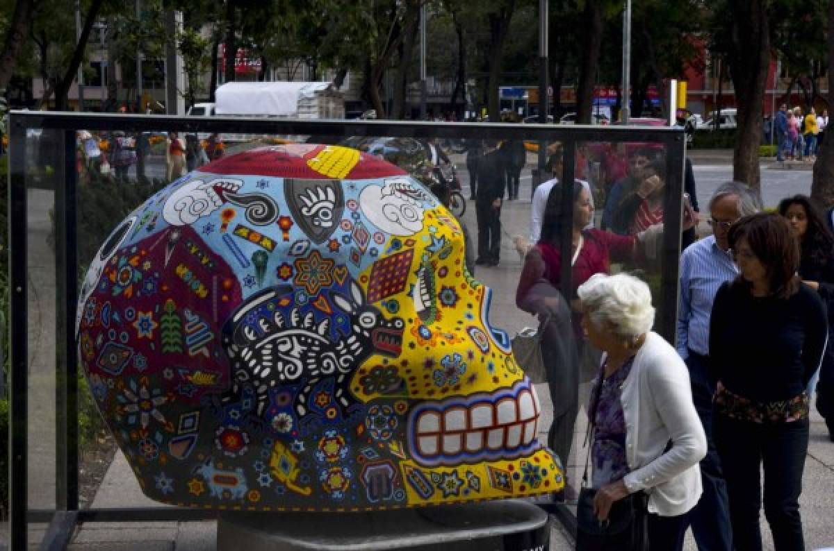 Los mexicanos celebran el Día de muertos con cráneos monumentales