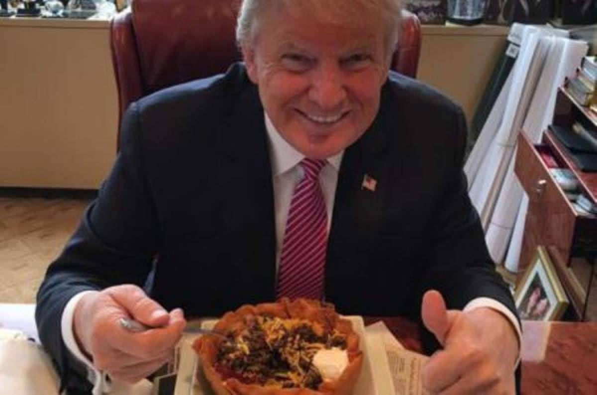 Donald Trump causa polémica por su mensaje y por comer tacos en una foto