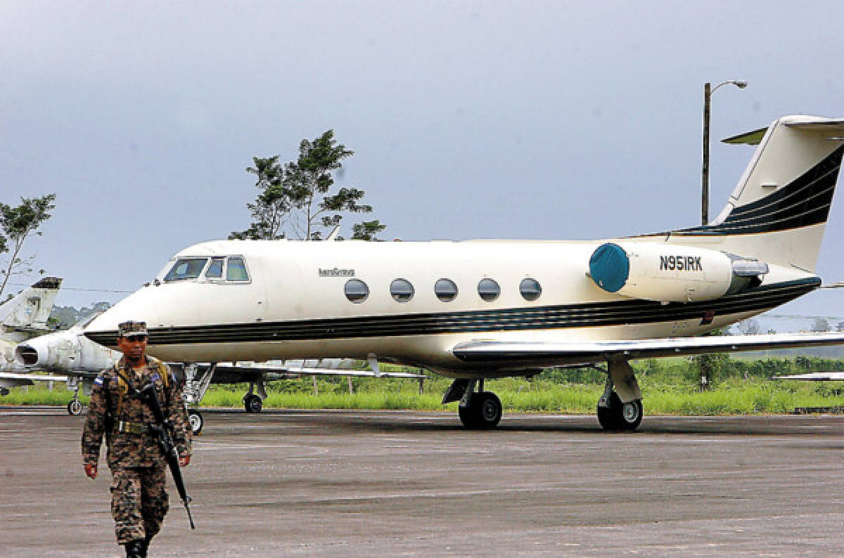 Trasladan lujoso jet de Roatán a La Ceiba