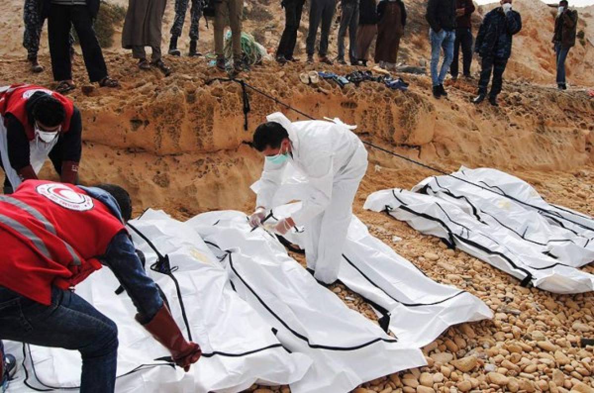 Hallan 74 cuerpos de migrantes en una playa de Libia