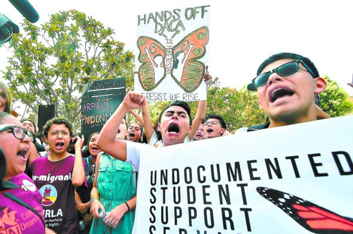 Hondureños, haitianos y salvadoreños beneficiados por DACA protestaron ayer para exigir que no cancelen el programa. (Foto: AFP/ El Heraldo Honduras, Noticias de Honduras)